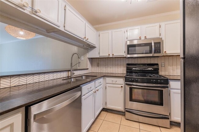Building Photo - 1411 Gracy Farms Ln Unit 121