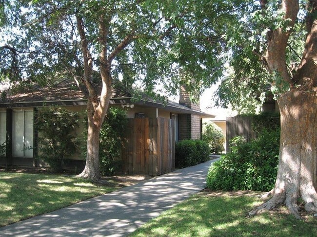 Building Photo - 5707 N Valentine Ave