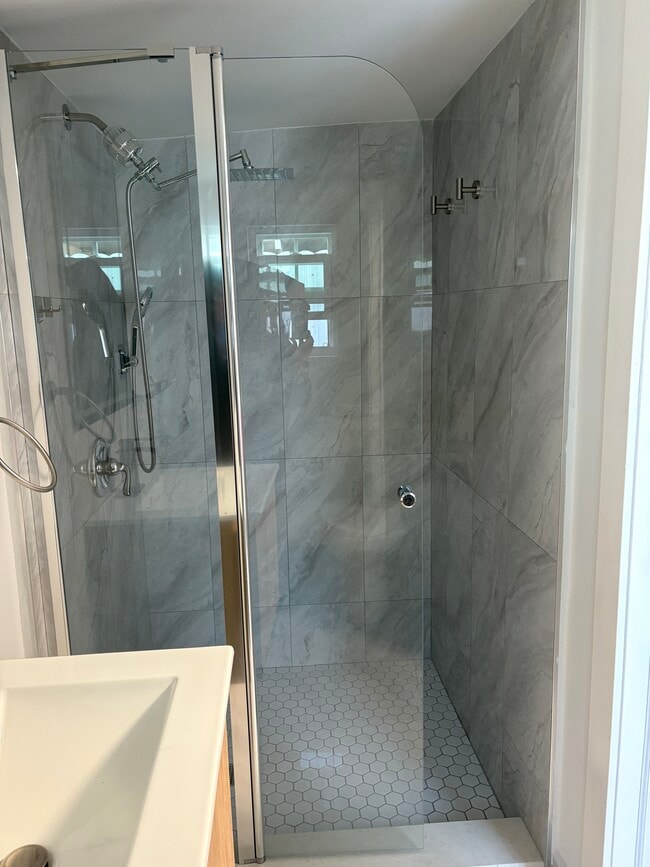 742 SW 10th St Unit Aparment new