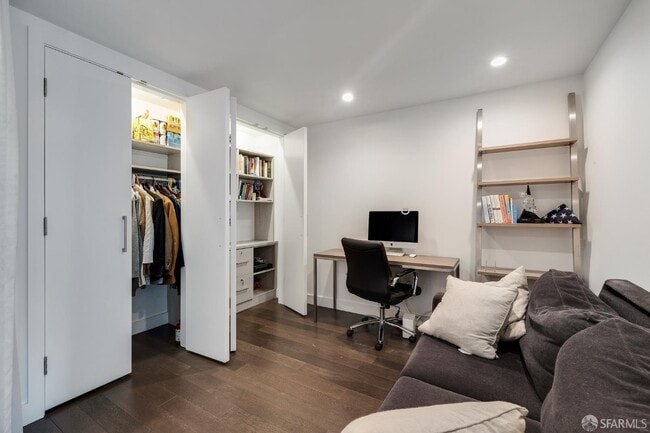 Photo - 708 Long Bridge St