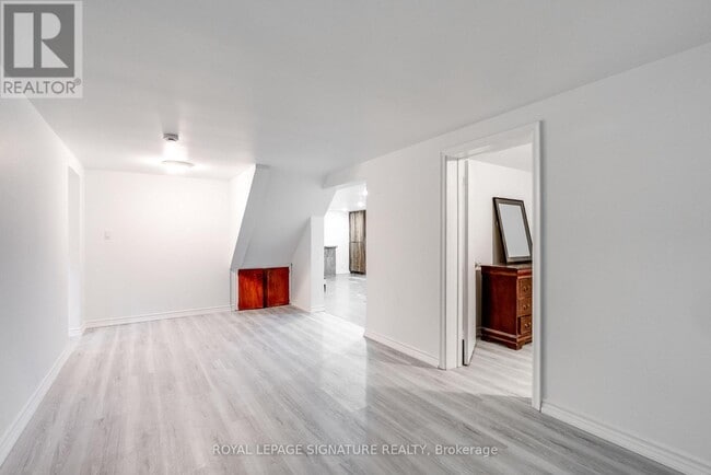 Photo - 173 Rathburn Rd