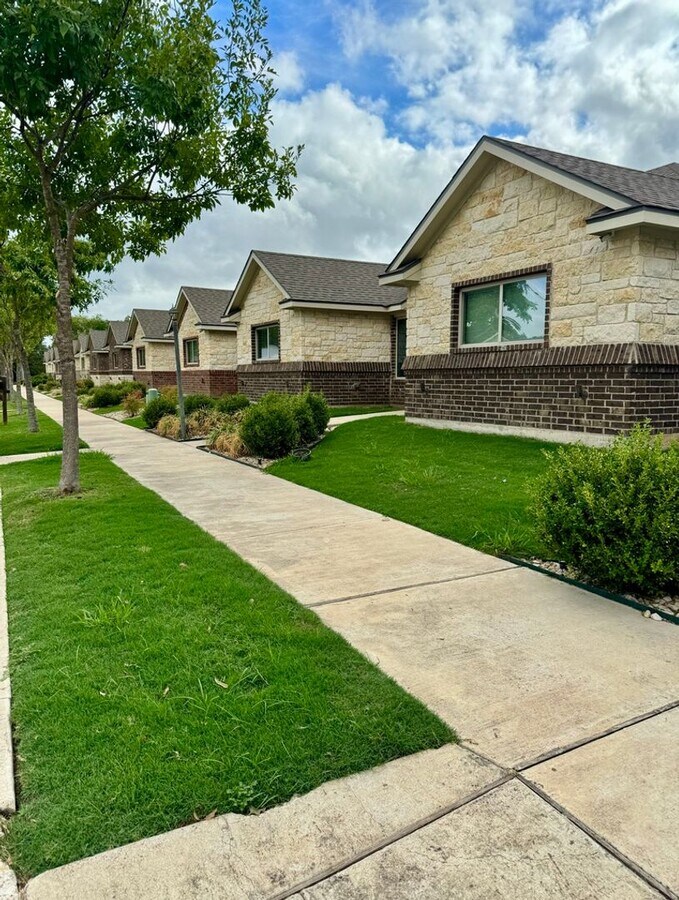 Photo - Spacious 4/4.5 House with Yard in the Bayl...