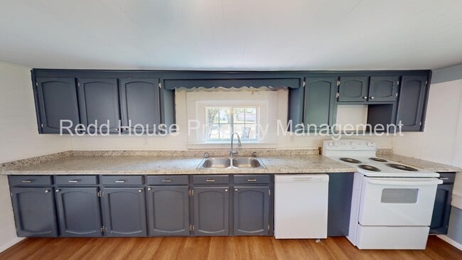 Photo - 103 Watkins St