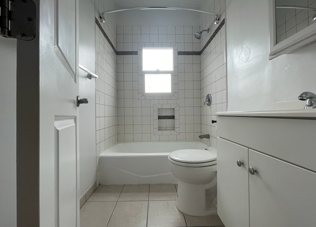 Photo - 5138 Melrose Ave Unidad 205