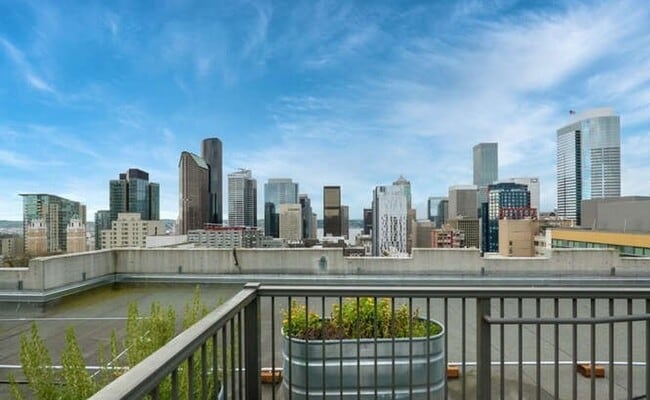 Building Photo - 1 Bed, 1 Bath Condo in First Hill, Steps t... Unit 701
