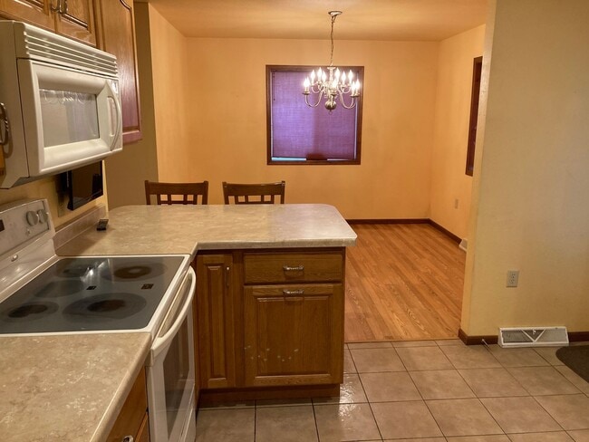 Photo - 4866 Hilltop Rd Unit #B