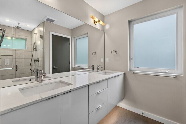 Stunning Standalone Townhome In Coveted Lincoln Park w/ AC (1st Month Free)