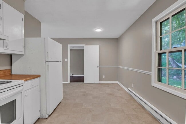 Photo - $2200 — 4 bedroom 2 bath House Student and...