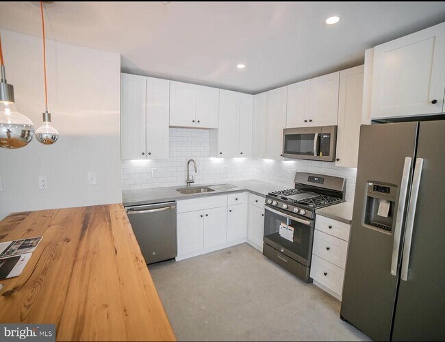 Building Photo - 1331 N Randolph St Unit 9