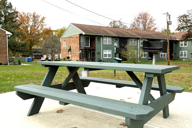 Picnic & Grilling Area - Barclay Village Apartments