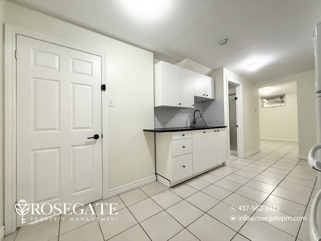 Photo - All-Inclusive 2-Bedroom + Den Basement Apartment – Scarborough Unité 2
