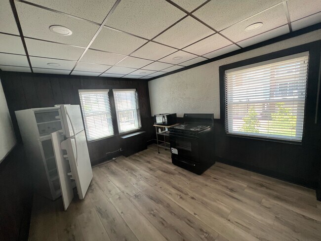 kichen/dining room - 18 W Busse Ave Unit #9