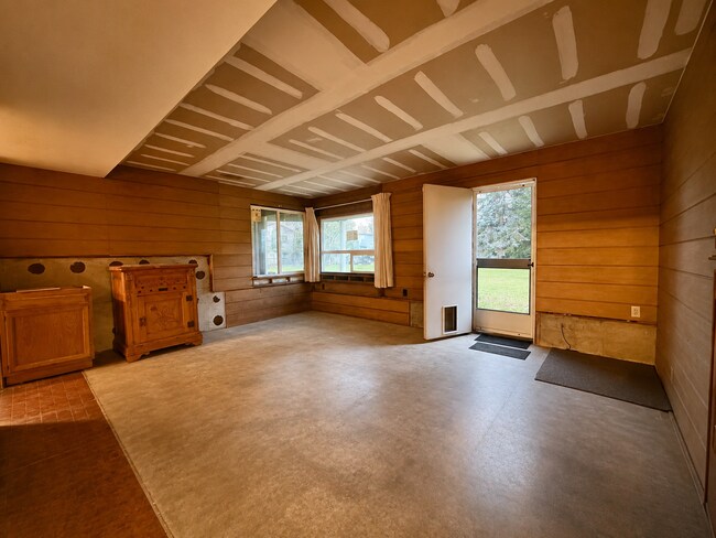 Photo - Spacious 5 Bed / 2 Bath Home for Rent in Renton, WA Minutes from The Landing!