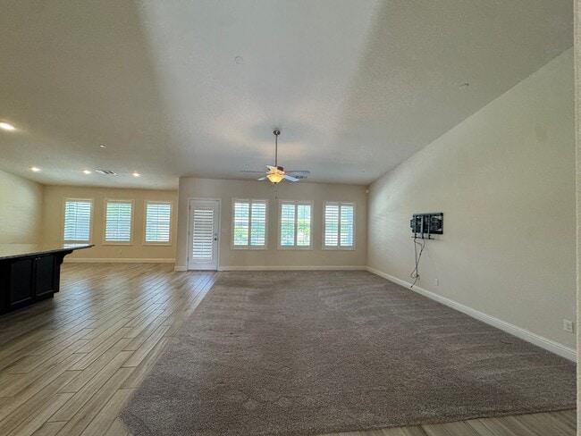 Photo - 391 Maclure Ave