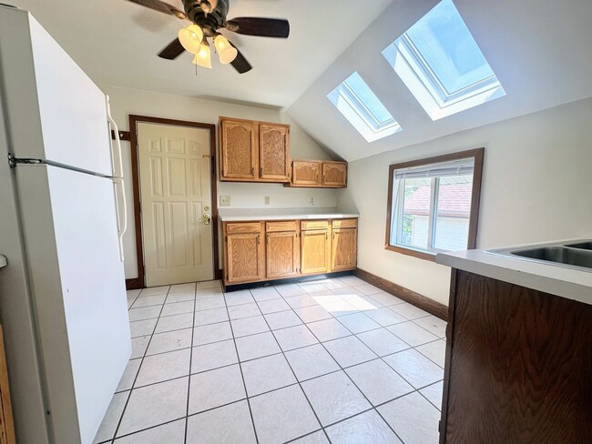Building Photo - 1824 22nd St Unit Upper