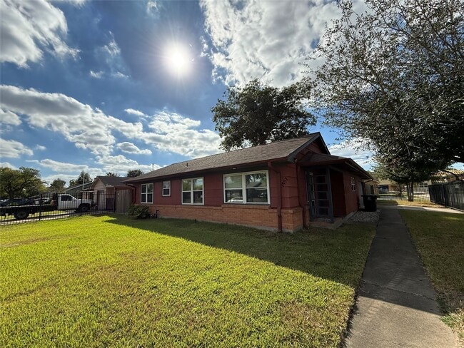 Photo - 1857 Huge Oaks St