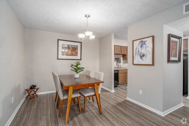 2BR, 1BA - 941SF - Dining Room - Royal Arms of Bowling Green