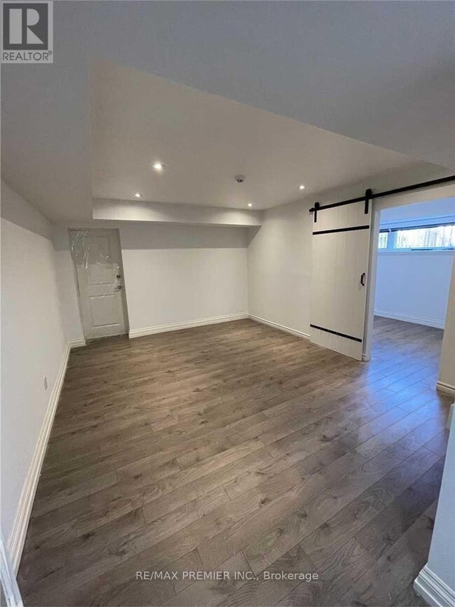 Photo - 44 Peacham Crescent