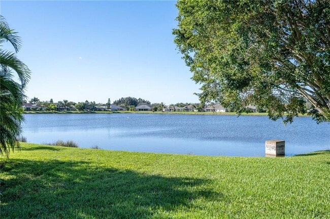 Photo - 935 Southlakes Way SW