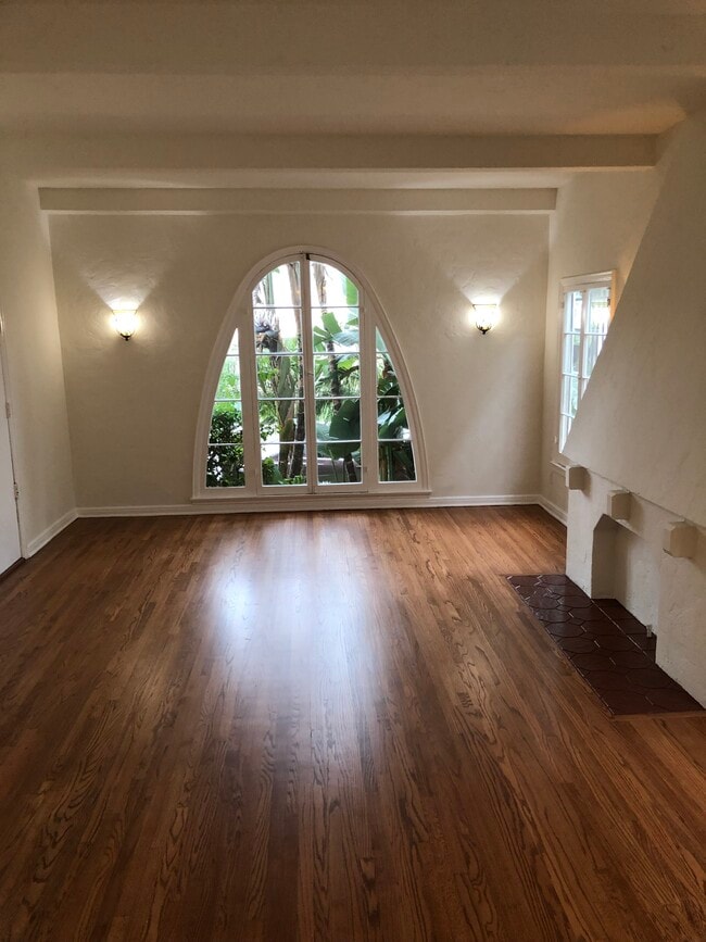 Building Photo - 320 N Genesee Ave Unit #2