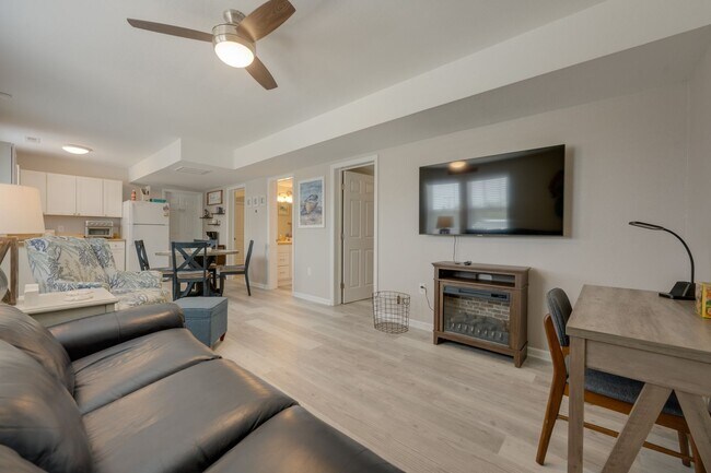 Photo - 600 W. Third Street Unidad First Floor