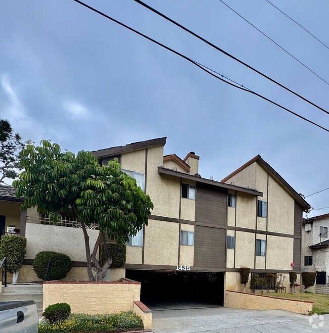 Building Photo - LARGE 2nd story 2bd/2ba Unit 202 Rental
