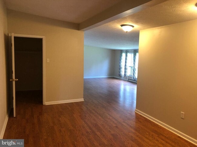Building Photo - 21 S Stewart St Unit 4 Rental