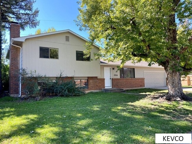 Building Photo - Spacious House with Huge Backyard!