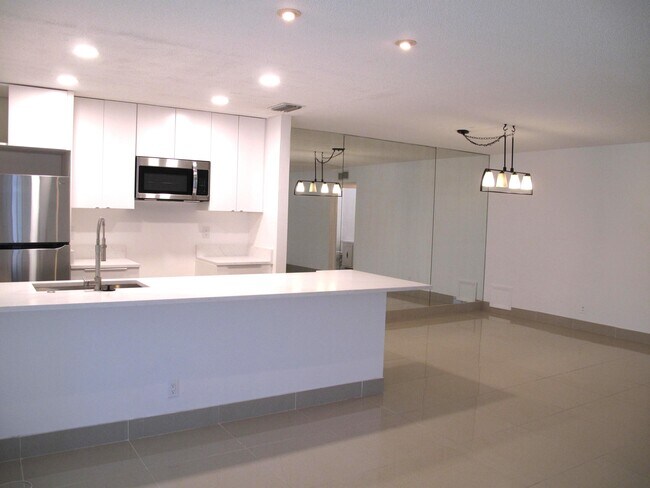 Building Photo - 1227 Club Dr W Rental