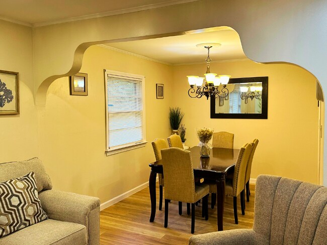 Dining Area - 8 River Rd