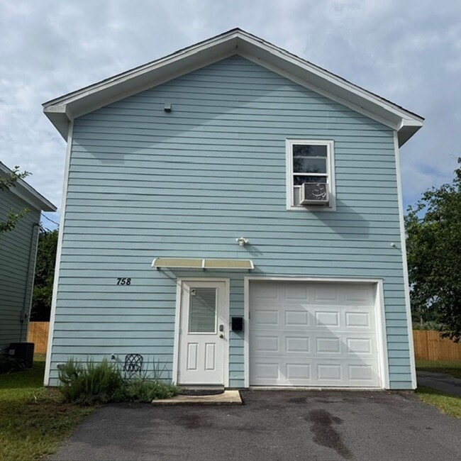 Building Photo - 2 Bedroom 1 Bath House