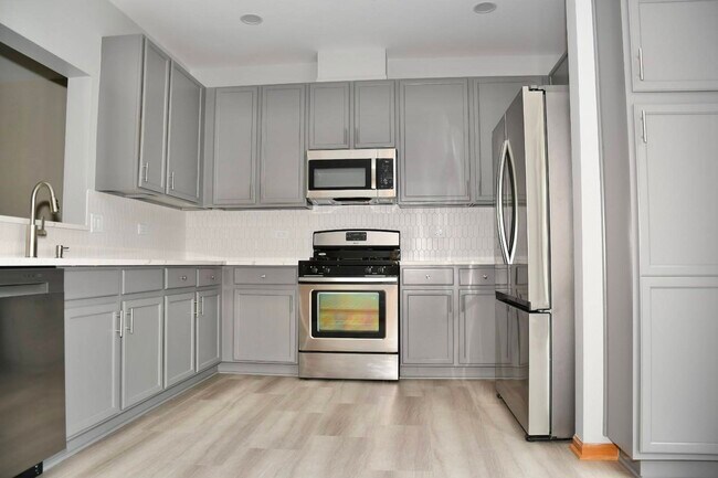 3467 Ravinia Cir