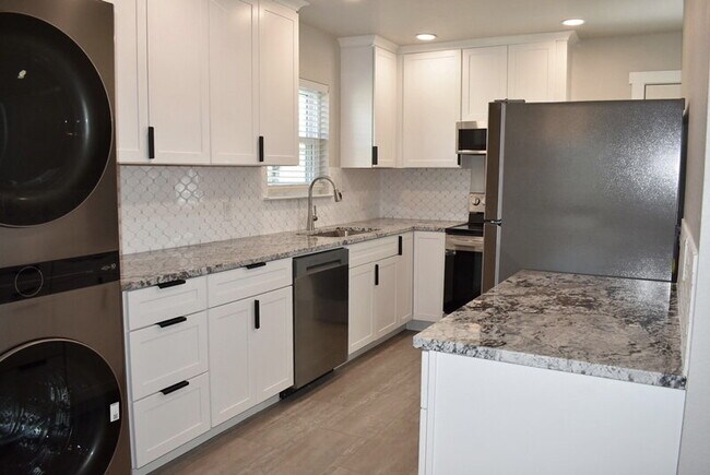 Photo - "Charming Newly Remodeled 3-Bedroom Home F... Unidad A