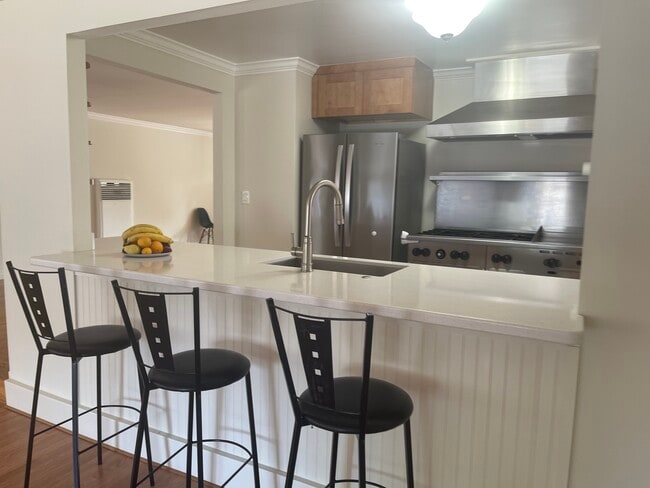 bar for extra seating - 14901 Nelson Way