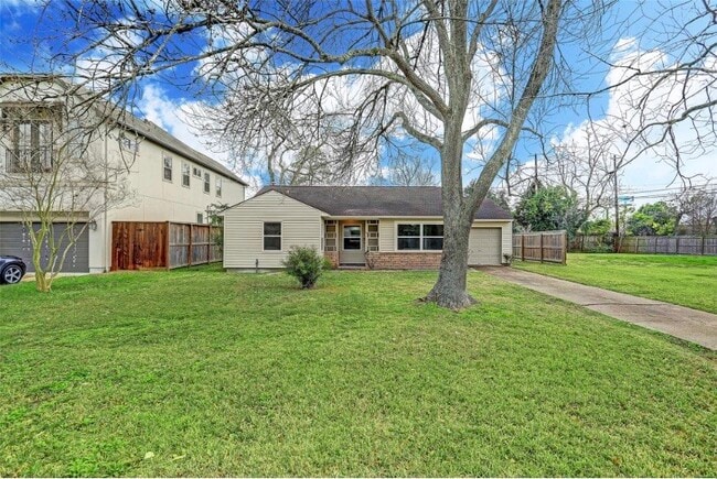 Building Photo - 4627 Maple St