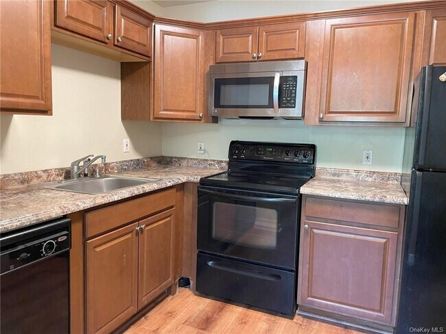 Photo - 32 Scarborough Ln