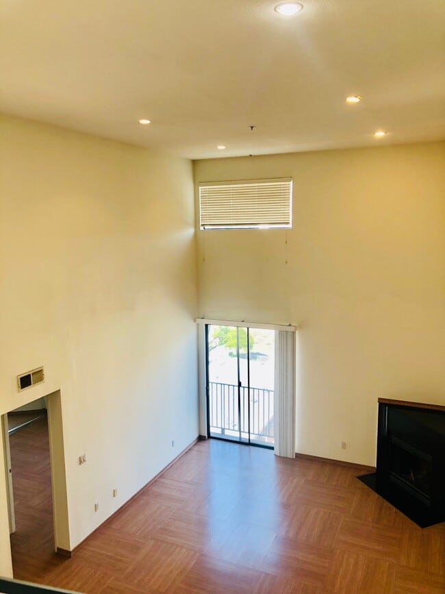 Building Photo - 625 S Berendo St Unit PH8 Rental