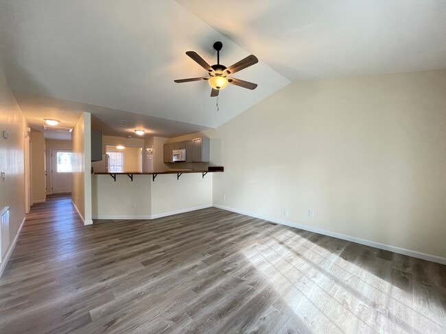 Photo - 102-106 N. Maple St. Unidad 104 N. Maple St.