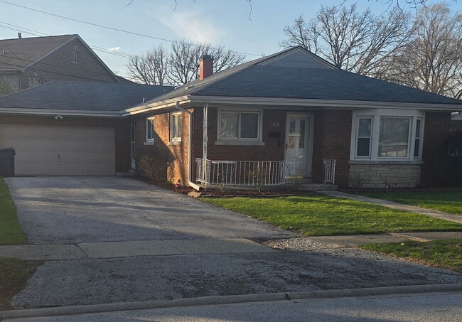 Building Photo - 4116 W 109th St