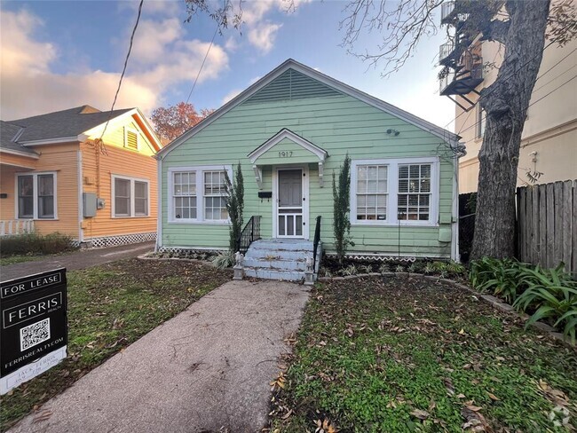 Building Photo - 1917 Lubbock St Rental