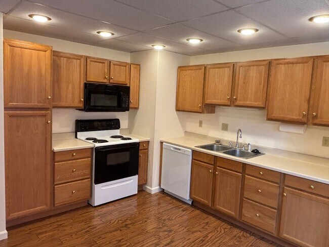 Building Photo - 215 E 6th Ave Unit Apartment 17