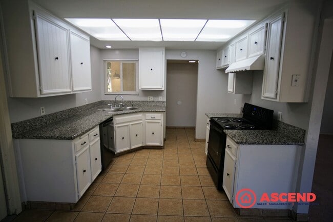 Photo - Beautiful Southwest Home with Pool!