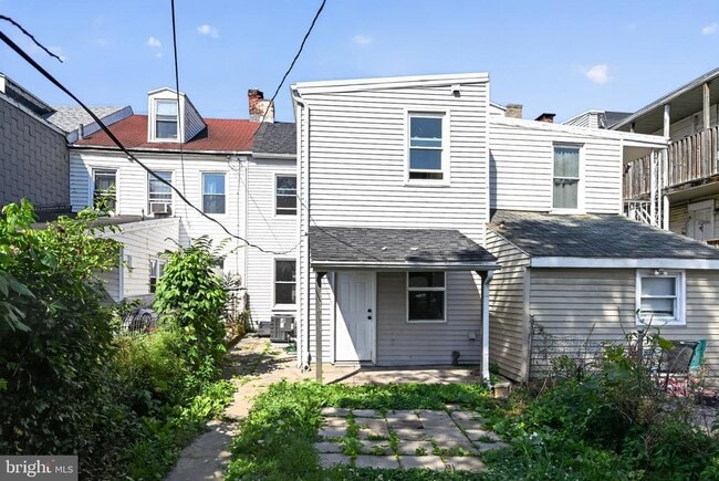 Photo - 153 N Queen St