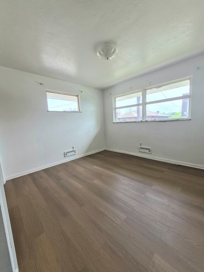 Photo - 316 Sheppard Ave