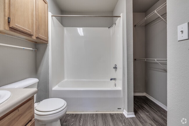3BR, 2BA -1085SF