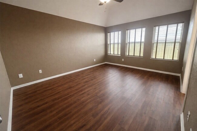 Photo - 5011 Forest Hurst Glen