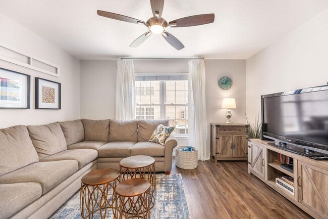 Photo - Beautifully Furnished with Modern Furnishi... Unidad # B