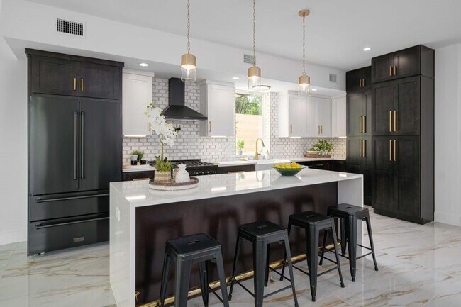 Photo - 4902 Lott Ave