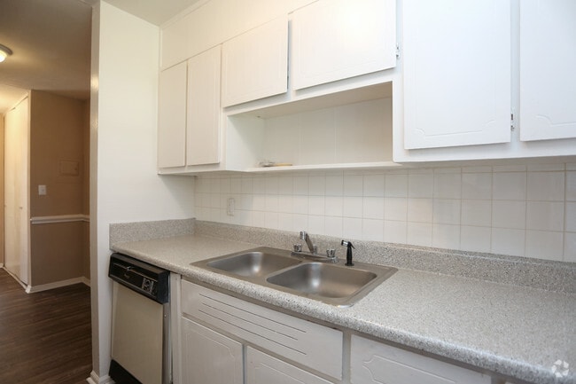 1BR, 1BA - 800 SF - The Woods At Fair Oaks