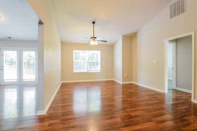 Photo - 8880 Woodpointe Cir